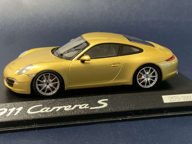 Porsche 811 991 Carrera Gold Met. Minichamps 1:43
