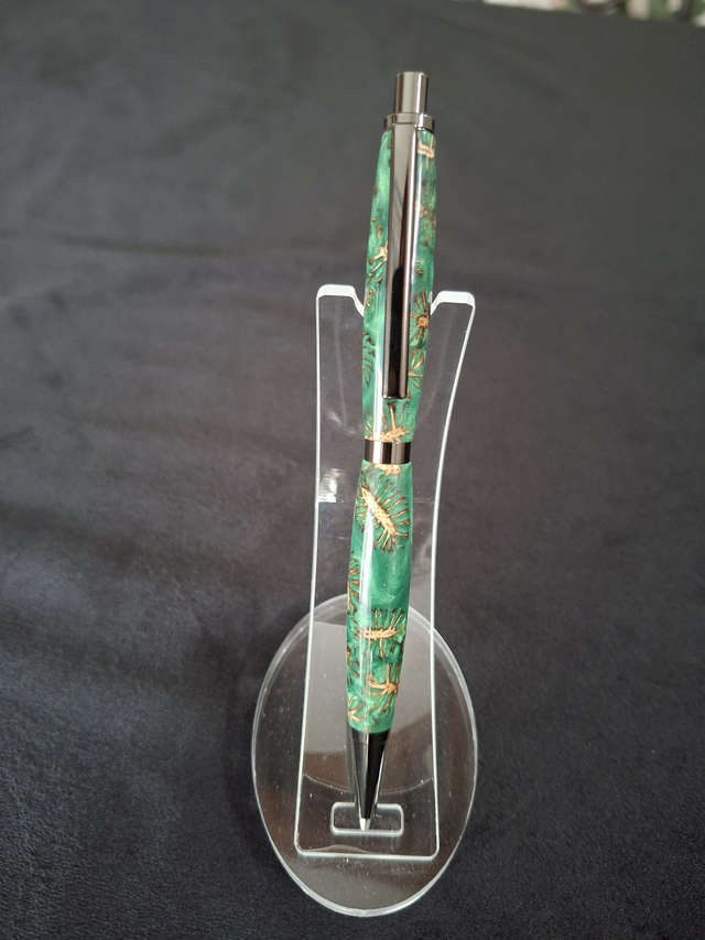 Porte mine fin en résine verte et cônes d&#039;aulne