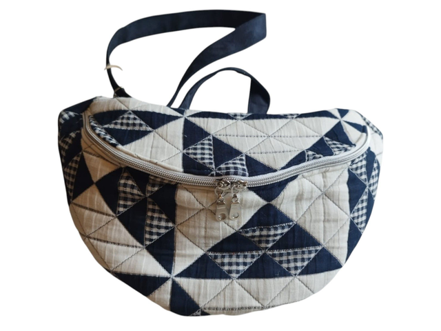 Sac banane en patchwork matelassé de bleu foncé et blanc avec bandoulière en suédine Alaska noir