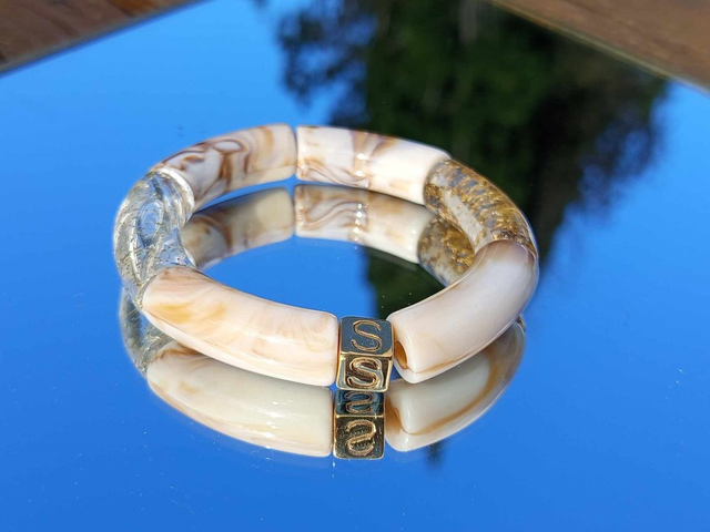 Bracelet perles tubes incurvées acrylique Anjali Savaana