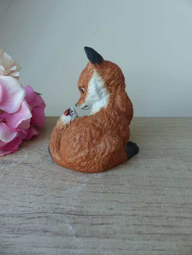 Figurine Renard roux en porcelaine avec coccinelle, Outfoxed par Deborah Bell Jarrett, 1985 Franklin Mint, renard bébé animaux