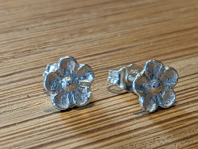 Medium Pretty Flower Earrings