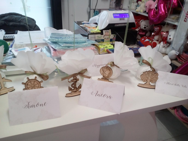 Segnatavoli con centrotavola palloncino e soggetto in legno