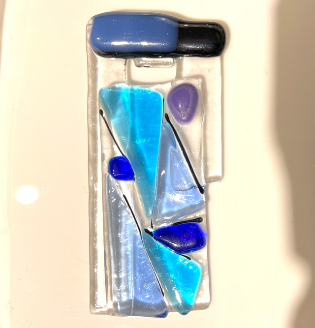 o7 Schmuckanhänger aus Glas , Farbakzente in Blautönen und graphit . 4 x 8 cm