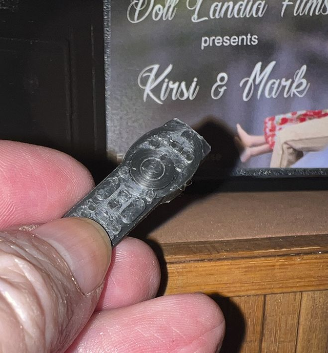 Televisio, kaukosäädin, jalusta