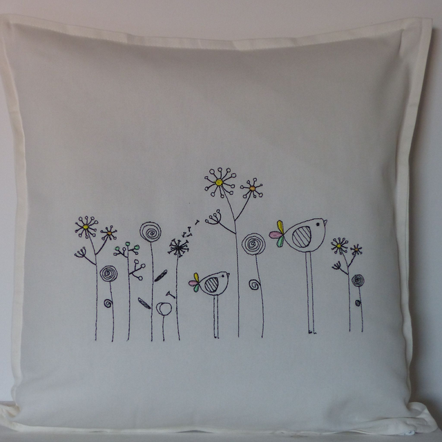 Kissenhülle weiß „skandinavische Blumenwiese mit Vögeln“