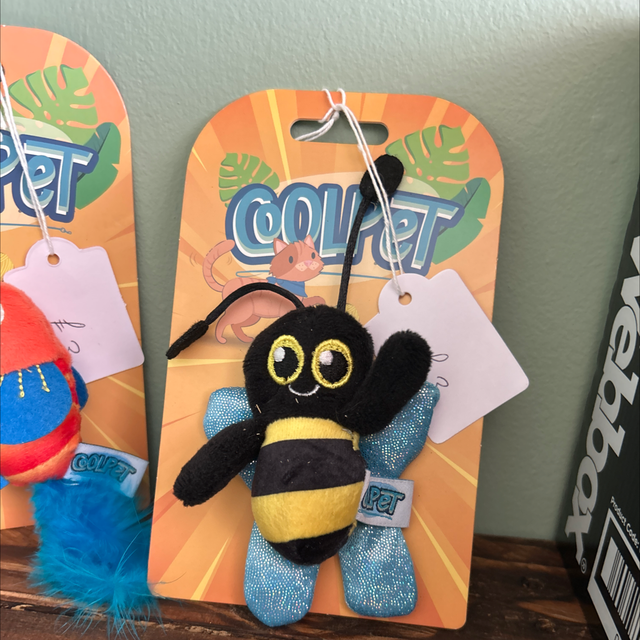 Bee cat toy 