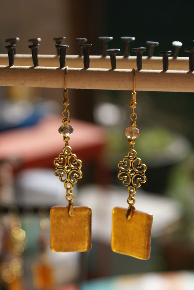 Boucles d&#039;oreilles en verre  brun caramel dépoli. 