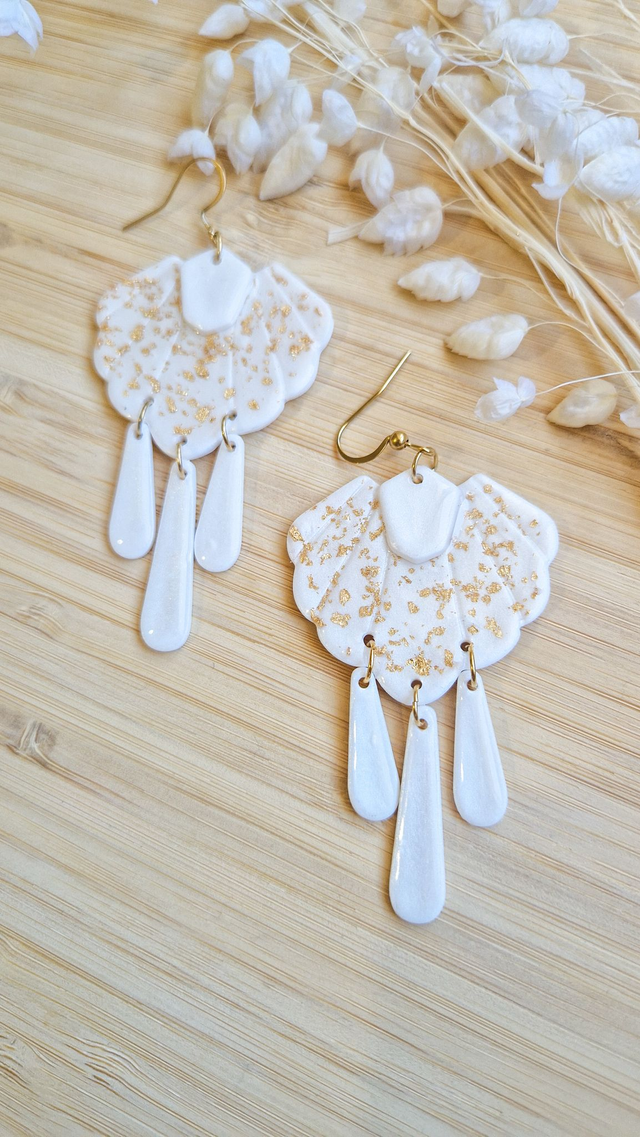 Fascinante - Collection Éclat nacré doré - Boucles d'oreilles en pâte polymère et résine.