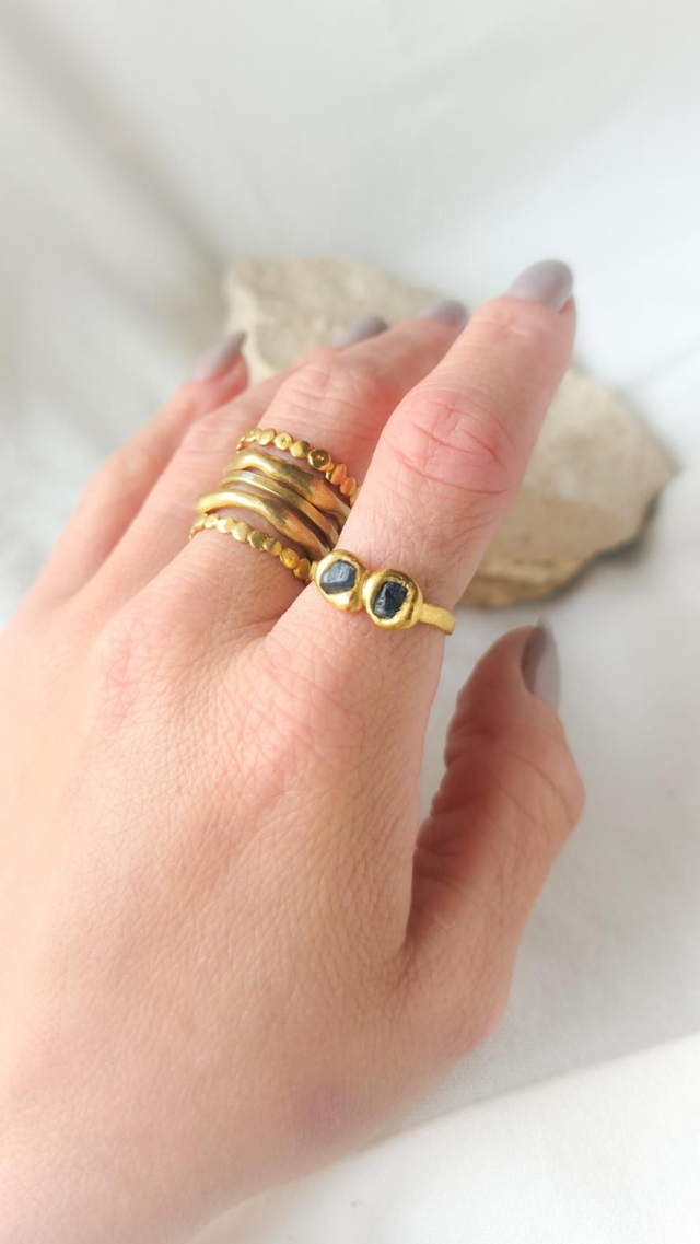 Anel com Duas Safiras Azuis em Bruto