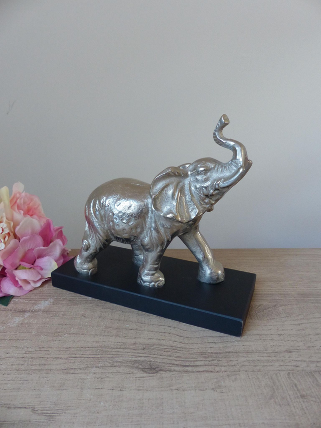 Grande sculpture éléphant métal couleur argent sur socle en bois, figurine éléphant trompe levée décoration bureau joie force paix sagesse