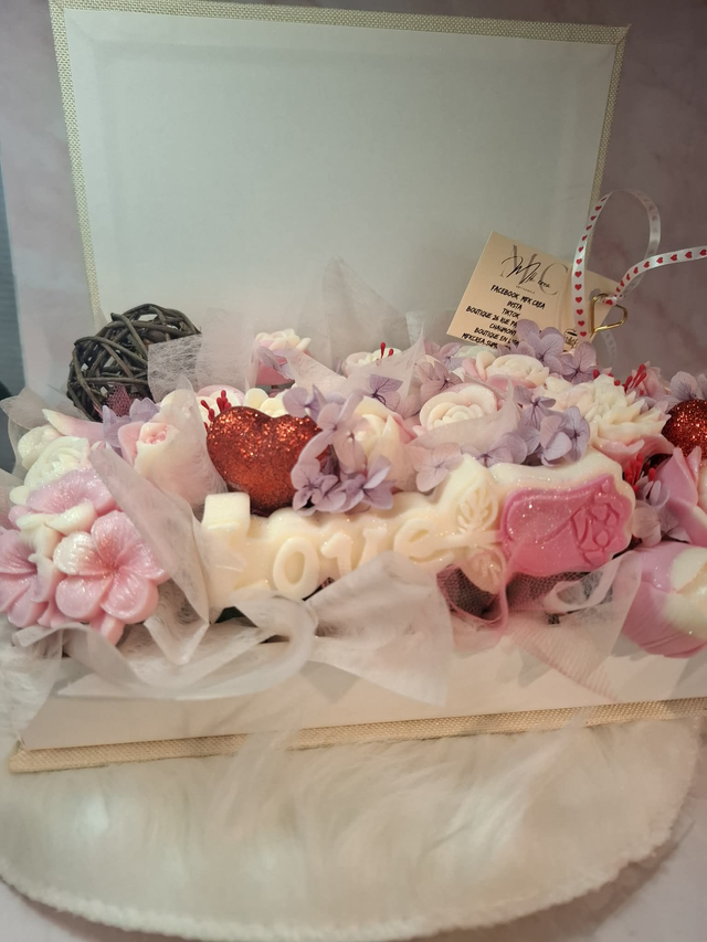 Composition floral dans un livre