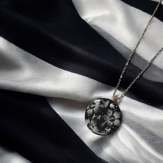 Collier dessiné Flora acier inoxydable noir gris blanc