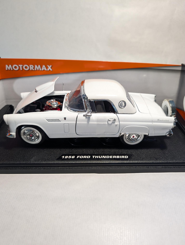 Motormax 1956 Ford Thunderbird - White (1:18 Scale)