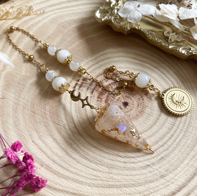 Pendule divinatoire en pierre de lune, modèle médaillon