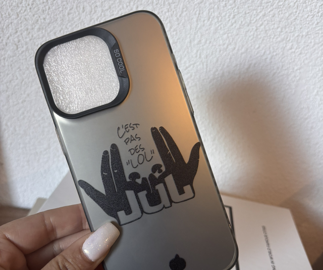 Coque Le J iPhone 15 grise 