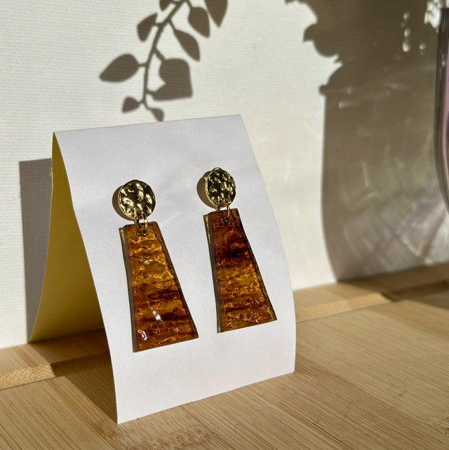 Boucles d&#039;oreilles (ambre foncé texturé)