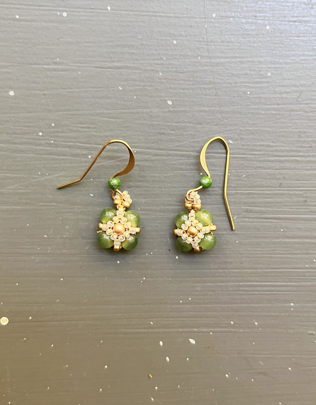 Petites boucles d'oreille en perles vert jade et or 