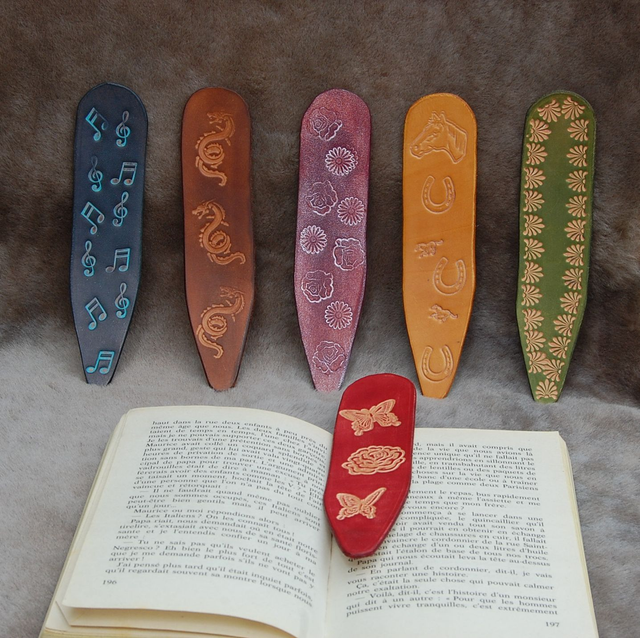 Marques page en cuir texturés et teintés 