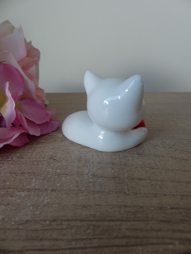 Figurine miniature de chat couché en céramique blanc avec pompon rouge, chat mignon joueur avec balle pom pom rouge, décoration cadeau chat
