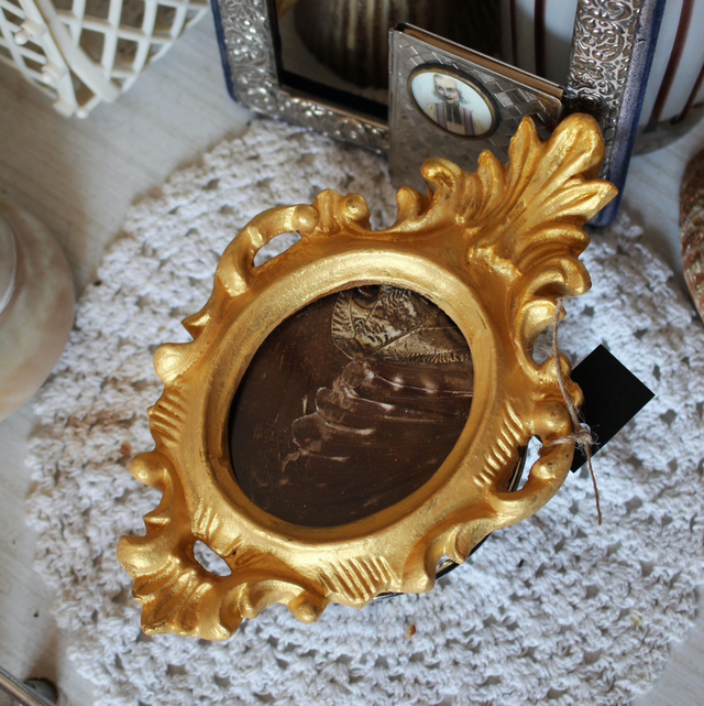 Cadre doré, ailes de papillon 