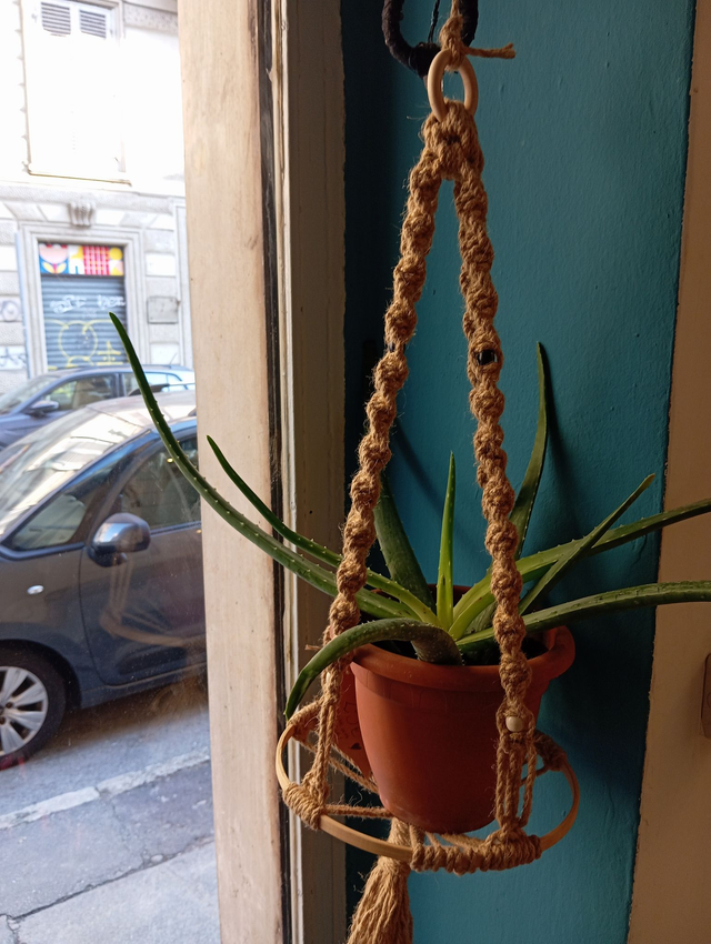 Porta vaso spirale con supporto in legno