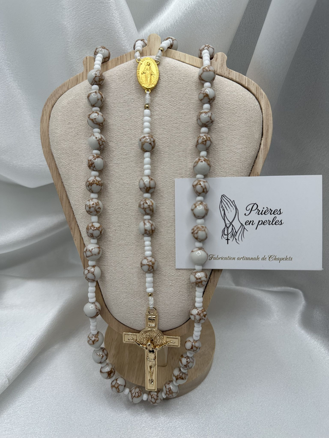 Chapelet artisanal en howlite blanche – Croix dorée & perles marbrées fait main