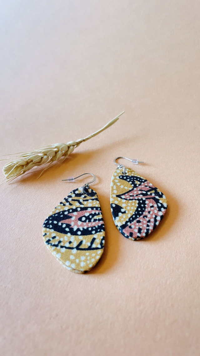 Boucles d'oreilles carton et tissu imprimé de forme triangulaire, collection « mosaïque » - tons jaune, orangé