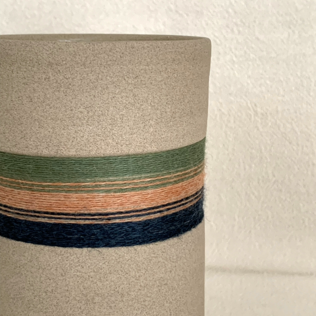 Vase en grès caramel tissé laine