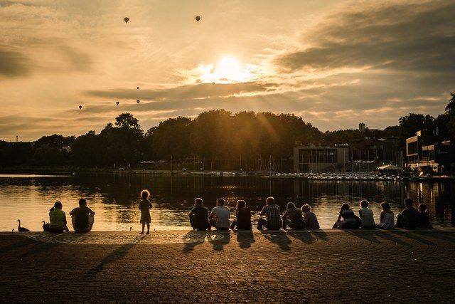 Menschen am Aasee im Gegenlicht