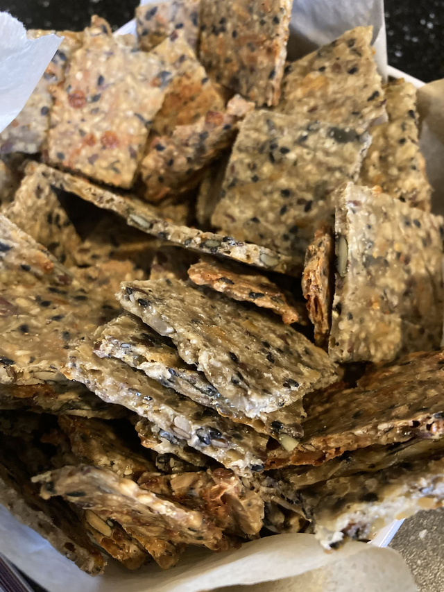 Crackers ou sablés apéro. Prix au Kg. Soit = 3,5 Euros les 100 gr