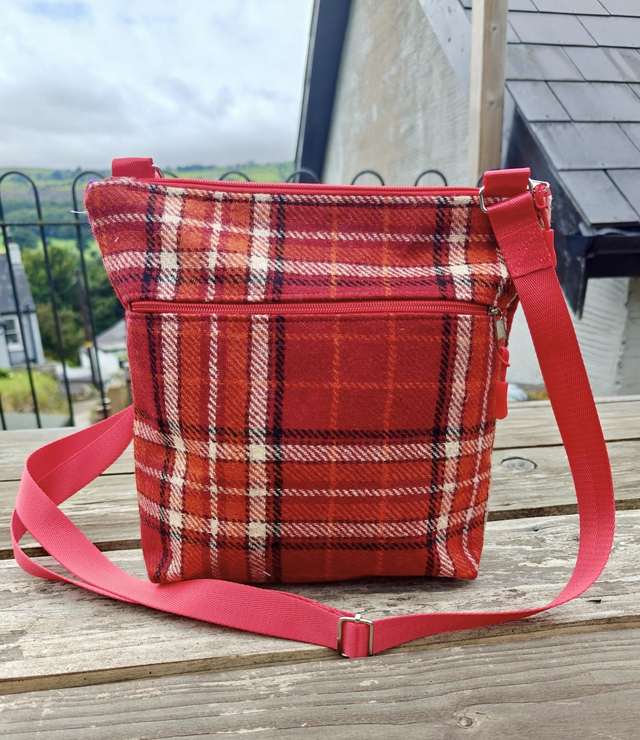 English Tweed little owls everywhere bag