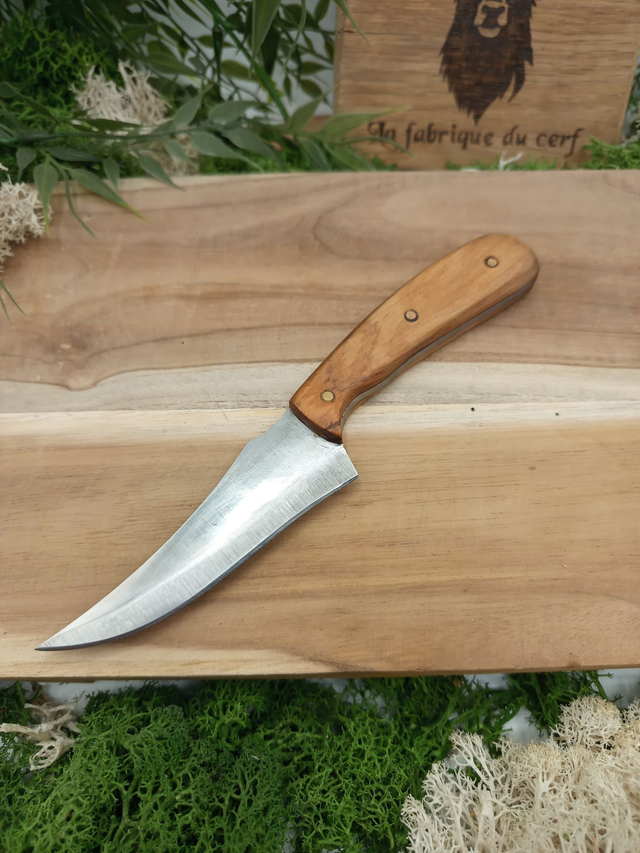 Couteau fixe artisanal – Z40C13 & manche en bois d’olivier, rivets laiton | La Fabrique du Cerf