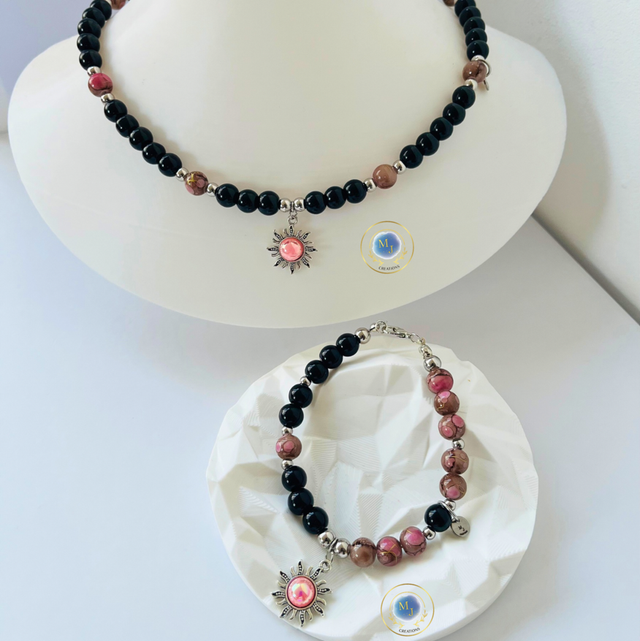 Handgemaakte Ketting &amp; Armband Set met Zwarte Kralen en Zon Hanger – Zilver &amp; Roze | MJ Creations