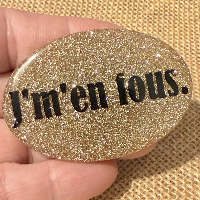 Broche J’m’en fous. 