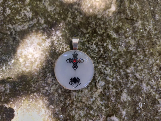Pendentif araignée croix