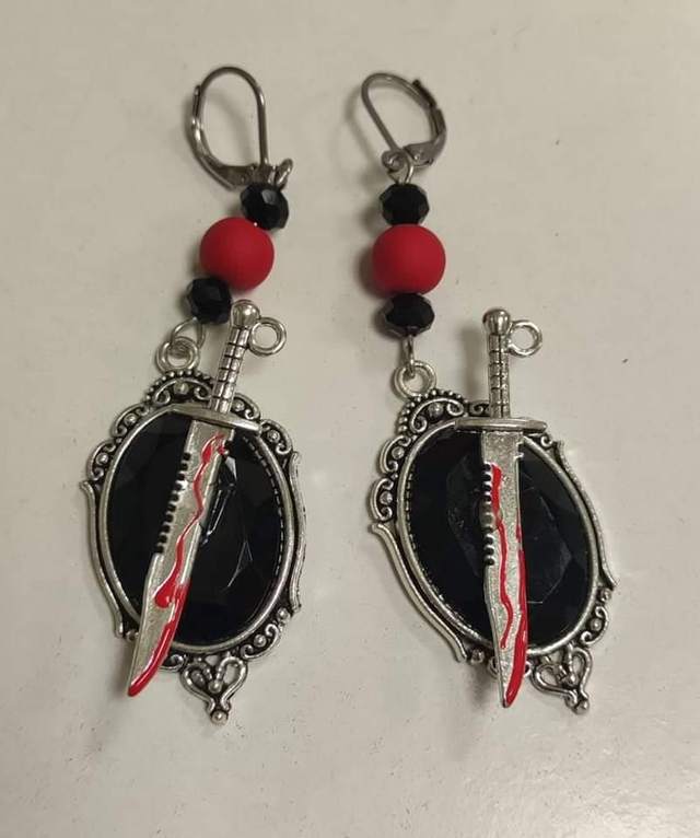 Boucles d'oreilles poignards ensanglantés 