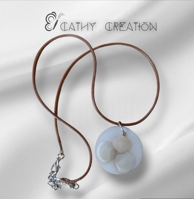 Collier avec inclusion de coquillages 