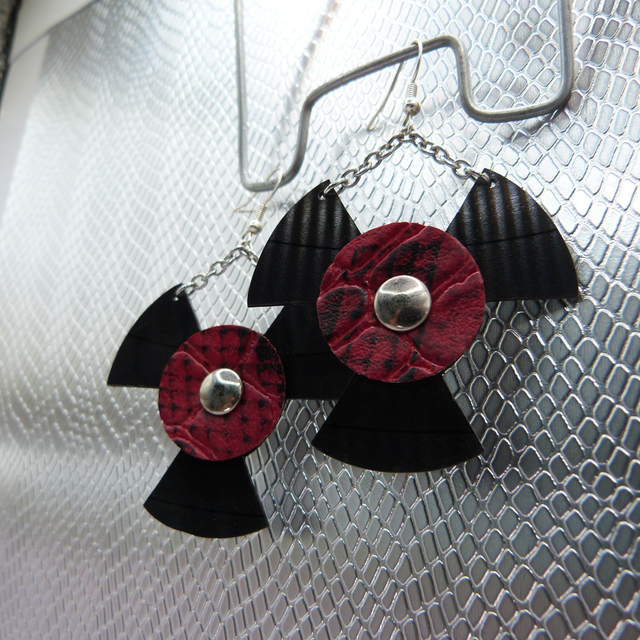 Boucle d'oreille vinyle "Radioactif Rouge" 