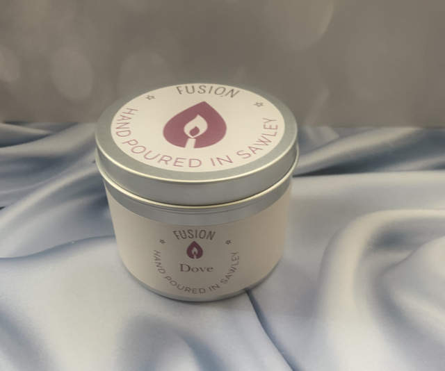 Large candle in a tin - Dove