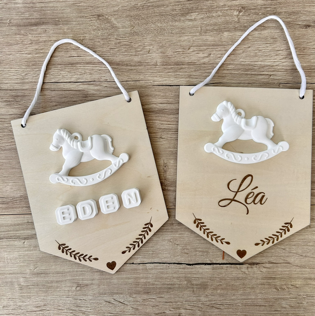 🌿 Pancarte personnalisée en bois – Cheval à bascule &amp; prénom