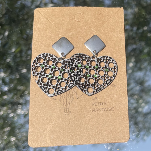 Boucles d oreilles cœur gris et strass verts 