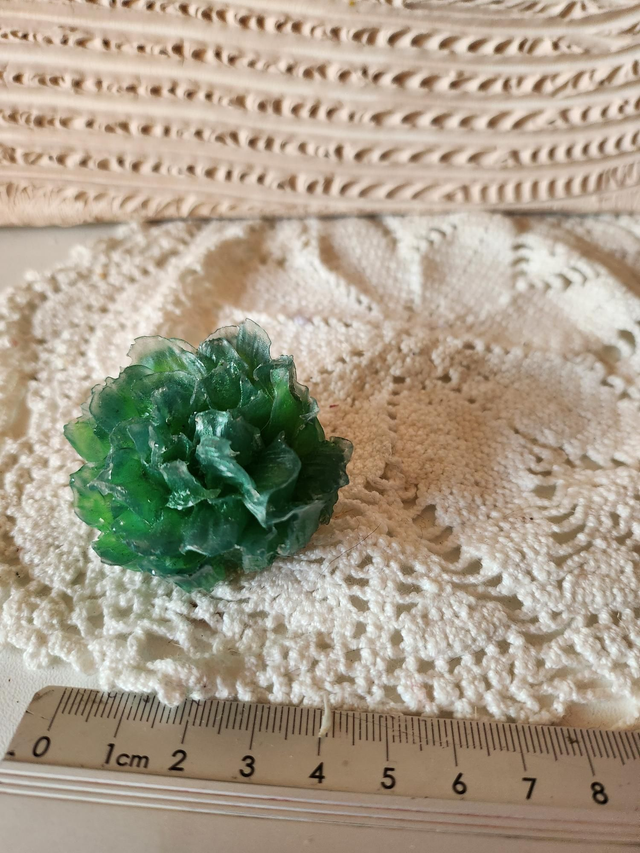 Broche pivoine vert foncé résine 