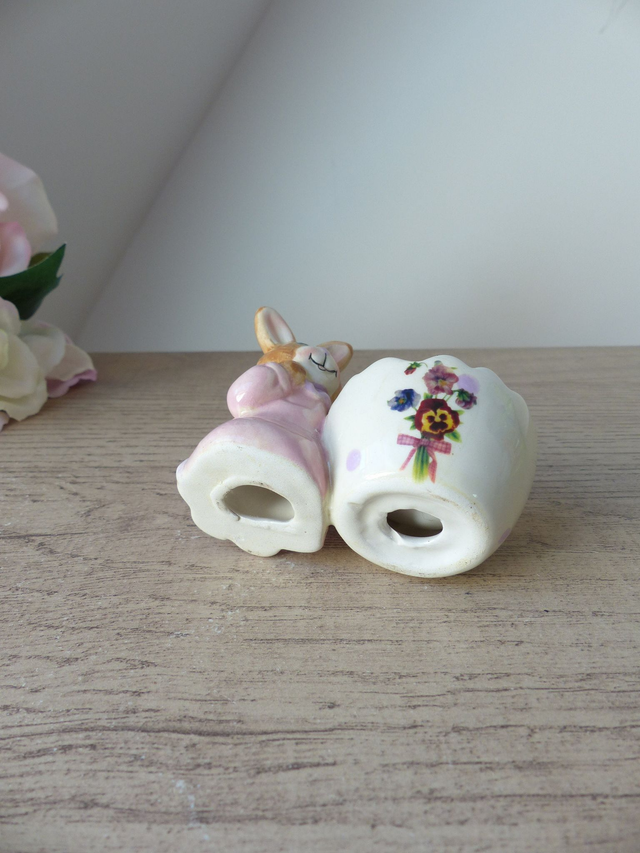 Coquetier artisanal en forme de lapin en céramique décor fleurs sauvages, coquetier enfant fait main forme animal lapin campagne Vintage