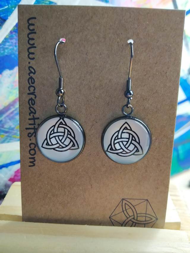 Boucles d&#039;oreilles cabochons nœud de la Trinité 