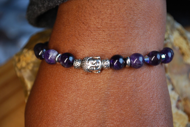 Bracelet en améthyste avec une tête de bouddha