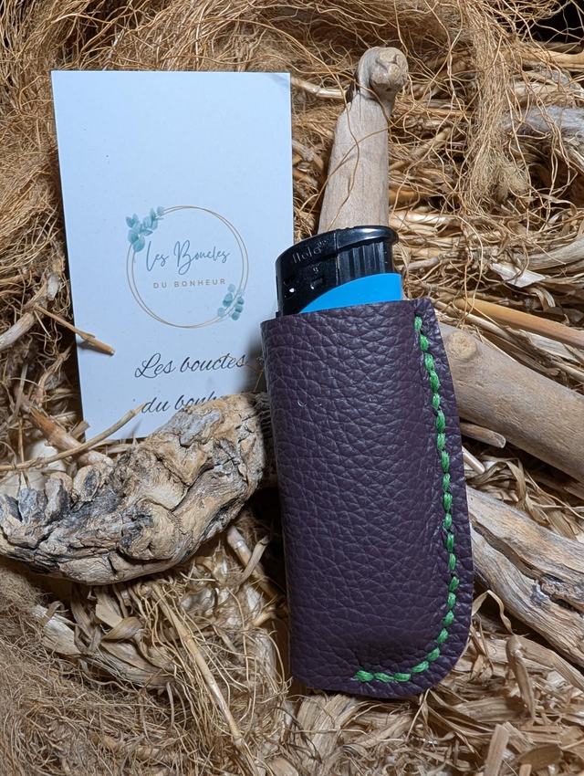 Étui à briquet violet couture verte