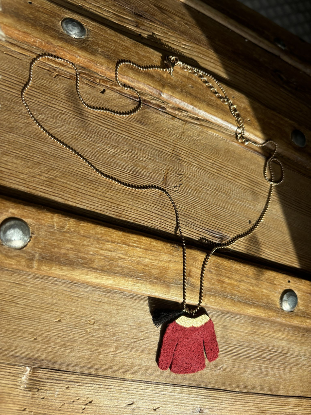 Collier pull et pompon noir 
