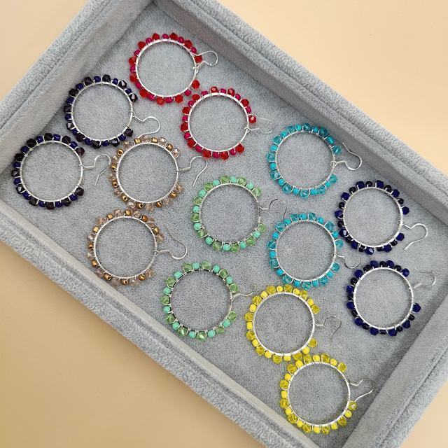 Boucles d’oreilles créoles argentées avec perles colorées - 7 couleurs au choix : vert, beige, rouge, bleu clair, jaune, bleu foncé, ou violet