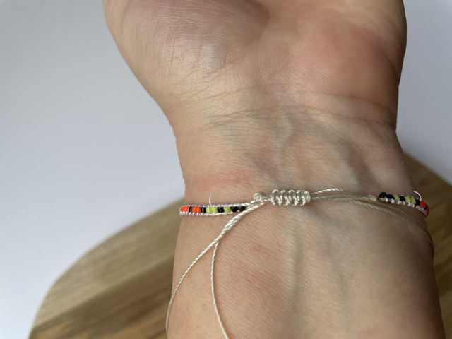 Bracelet fin, tissé en perles Miyuki Délica.